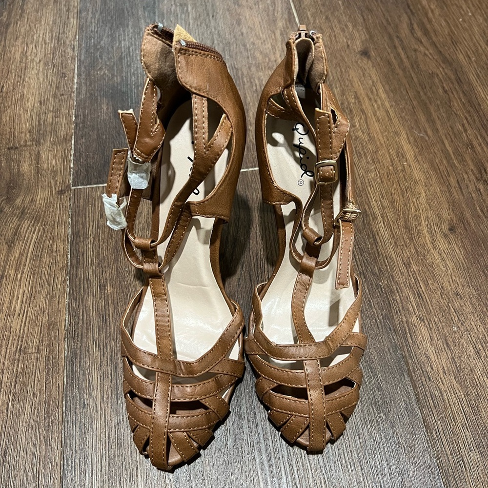 Strappy Women's heels light brown faux leather - never worn!